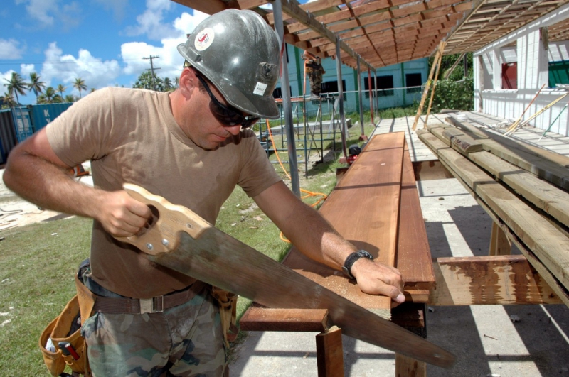 menuisier-AMIRAT-min_worker_construction_building_carpenter_male_job_build_helmet-893290